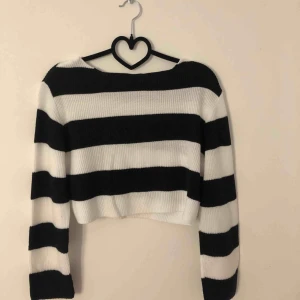  - Kortare stickad tröja! Använd få gånger!