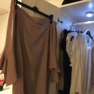  - Ljusrosa/nude färgad klänning som är off-shoulder! Använd en gång.   Frakt: 36kr 