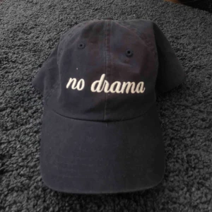  - Mörkblå keps köpt på American Eagle i USA, väldigt sparsamt använd då jag verkligen inte passar i keps haha. Möts upp i kalmar! Frakt ingår inte i priset 💕