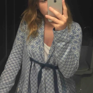  - En blå oddmolly kofta med volang nedtill. I storlek 1 vilket motsvarar S/36. Väldigt fin, och sparsamt använd. Säljer för jag inte använder den längre, tyvärr. ☺️ köparen står för frakt