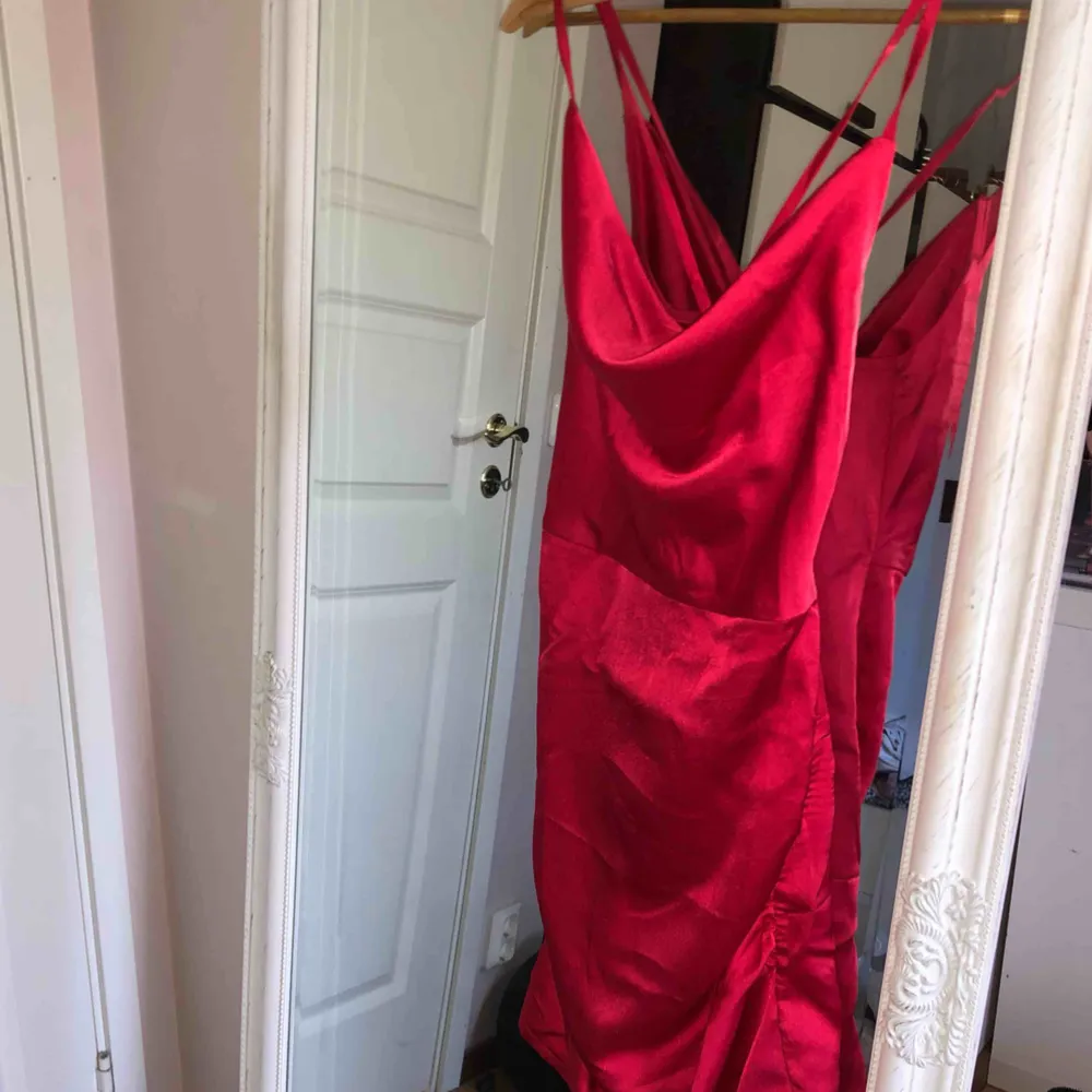 Röd klänning med korsade band och dragkedja i ryggen, från Boohoo. Aldrig använd. Priset är inkl frakt. . Klänningar.