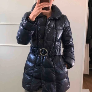  - Väldigt bra pris för en Paule KA jacka, originalpris ca 7000!!! Snygg blå färg på en fint sittande dunjacka. Använd men ändå i väldigt bra skick :)