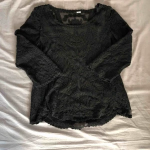  - Svart spets top, säljer för 30kr inklusive frakt. 
