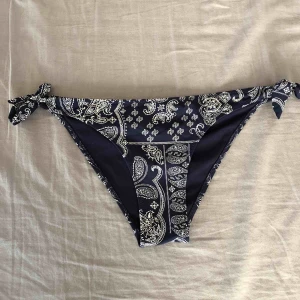  - Ett par mörkblå bikini trosor med mönster. Aldrig använda. Säljer för 30kr inklusive frakt. 