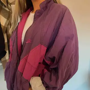 Lila jacka från nike köpt på secondhand