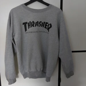 - Äkta thrasher hoodie. S, skulle nog även passa M. Jättefint skick.