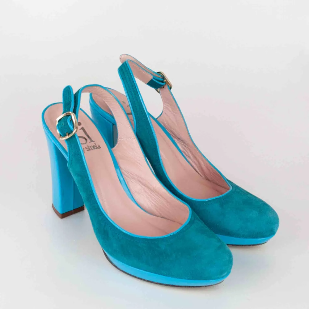 Real suede high heeled sling back heels in teal blue SIZE Label: 39 EUR, but maybe would fit also 38.5 or even 38 Model: 165/36 shoes (very big on her) The price is final. Free shipping! Ask for the full description! No returns!. Skor.