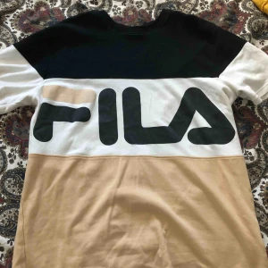  - FILA t-shirt knappt använd, super fin. 