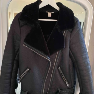  - Supersnygg och trendig jacka från H&M i stl 34. Knappt använd och nypris 999kr 🥰 Nyskick! Inte äkta skinn! 