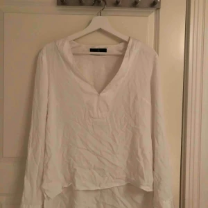  - Vit blus med en liten urringning. Skrynklig nu med är självklart struken till när köparen hämtar den/fraktas