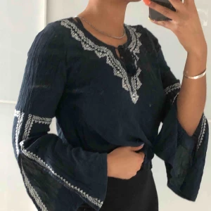  - Mörkblå oxh vit blus med slits i ärmarna. Mörs i Sthlm köparen står annars för frakt