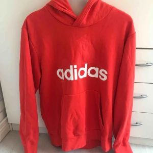  - Röd adidas hoodie i storlek medium. Fint skick 