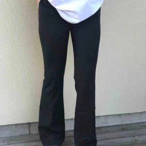  - Skitsnygga tunt randiga kostym/ bootcut byxor. Aldrig använda pga för små. Frakt inkluderad!