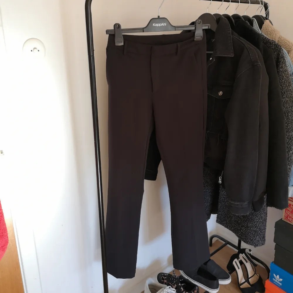 Svarta kostymbyxor från bikbok som tyvär blivit försmå för mig. Bena är lite vidare längst ner och de är i mycket bra skick<3 bjuder på frakten Jag är 170cm lång . Jeans & Byxor.
