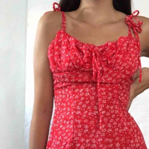  - Supersnygg sommarklänning från nasty gal i storlek 36. Säljer för 120 kr, frakt på 50kr tillkommer. Säljer pga för liten för mig, aldrig använd 