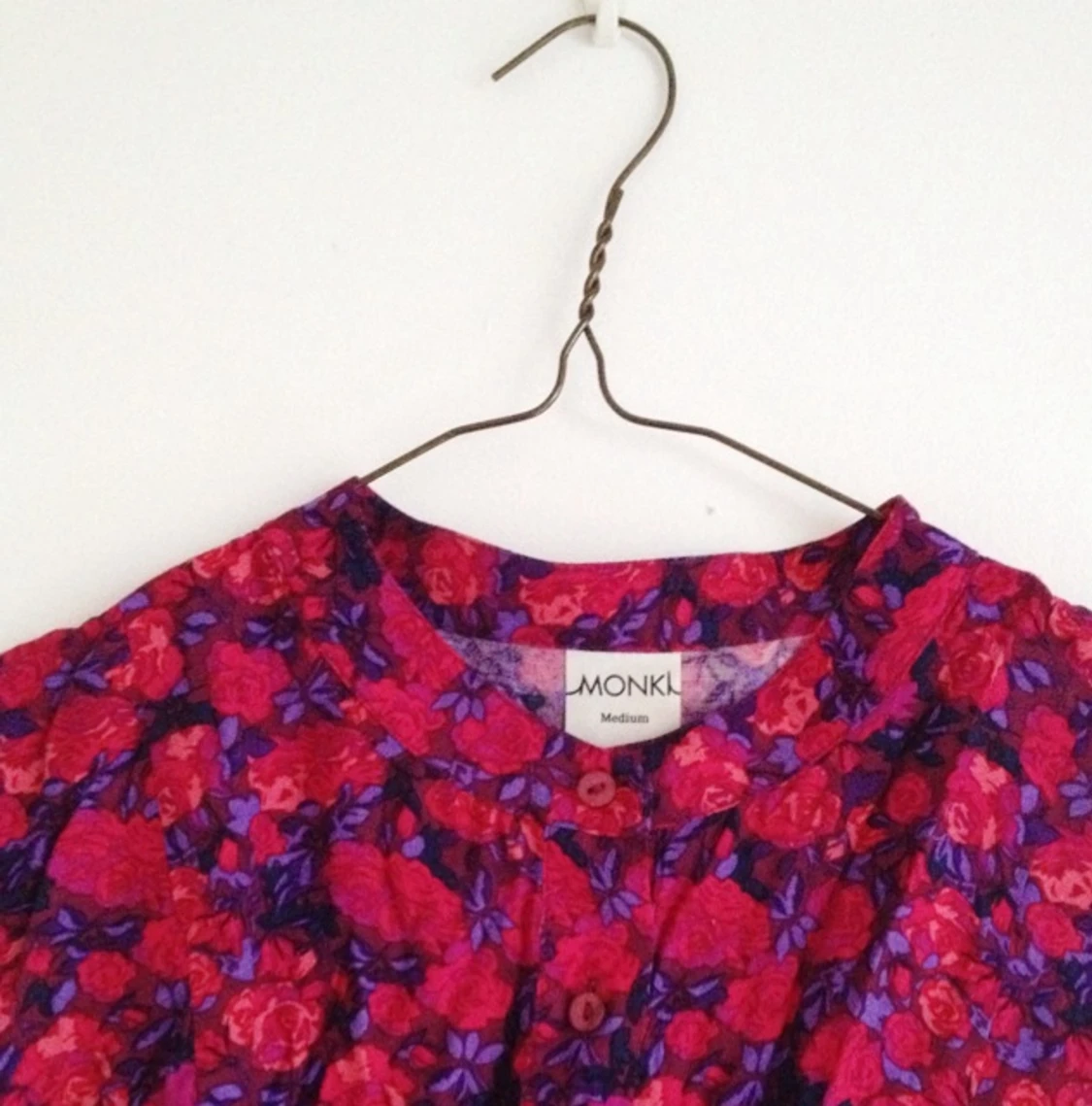 Blommig blus från monki. Den har en slags volang nedtill i ryggen. Väldigt fin - 1416836465