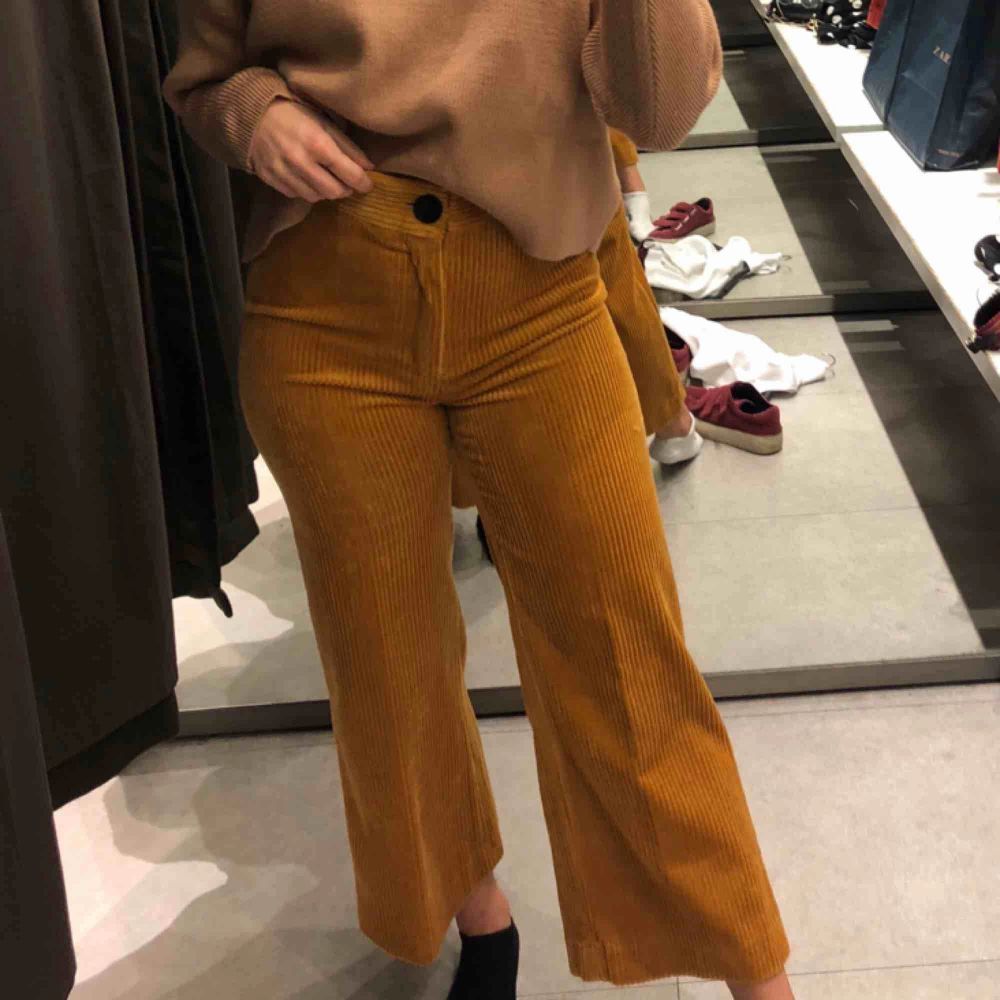Super snygga beiga manchesterbyxor från Zara! Första bilden är dessa byxor fast i annan färg, men bilden visar passformen väldigt bra! Fraktar :). Jeans & Byxor.
