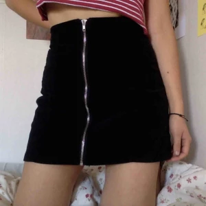  - Manchester kjol från Brandy Melville. Knappt använd. Passar S eller liten M 