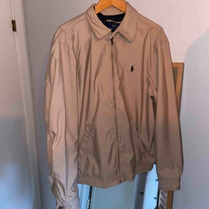  - Polo Ralph Lauren jacka.🌟✨ Aldrig använd, prislappen sitter kvar. Jättebra skick🌼 