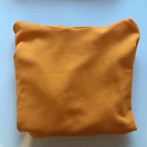  - En orange hoddie i lite tunnare tygg. Lite använd så i gott skick. Frakt tillkommer 😊