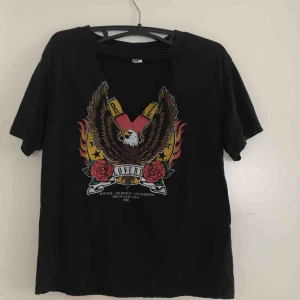  - svart T-shirt med tryck, använd vid ett tillfälle och är precis som ny :)  