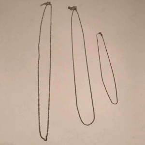  - 3 silver kedjor i olika längder. De 2 första har justerbar kedja. Alla är i fina skick. 