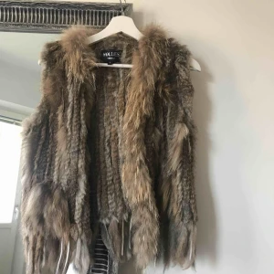  - Äkta päls från Hollies, köpt för 1699kr. Frakt tillkommer 63kr spårbart 