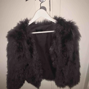  - Pälsjacka/fjäderjacka/strutsjacka från märket Wos i en fin mörkgrå färg gjord av ekologiska fjädrar. Är i fint skick men har en liten slitning på ena armen (märks knappt), bild kan skickas vid förfrågan och pris satt därefter. Dyr vid inköp.