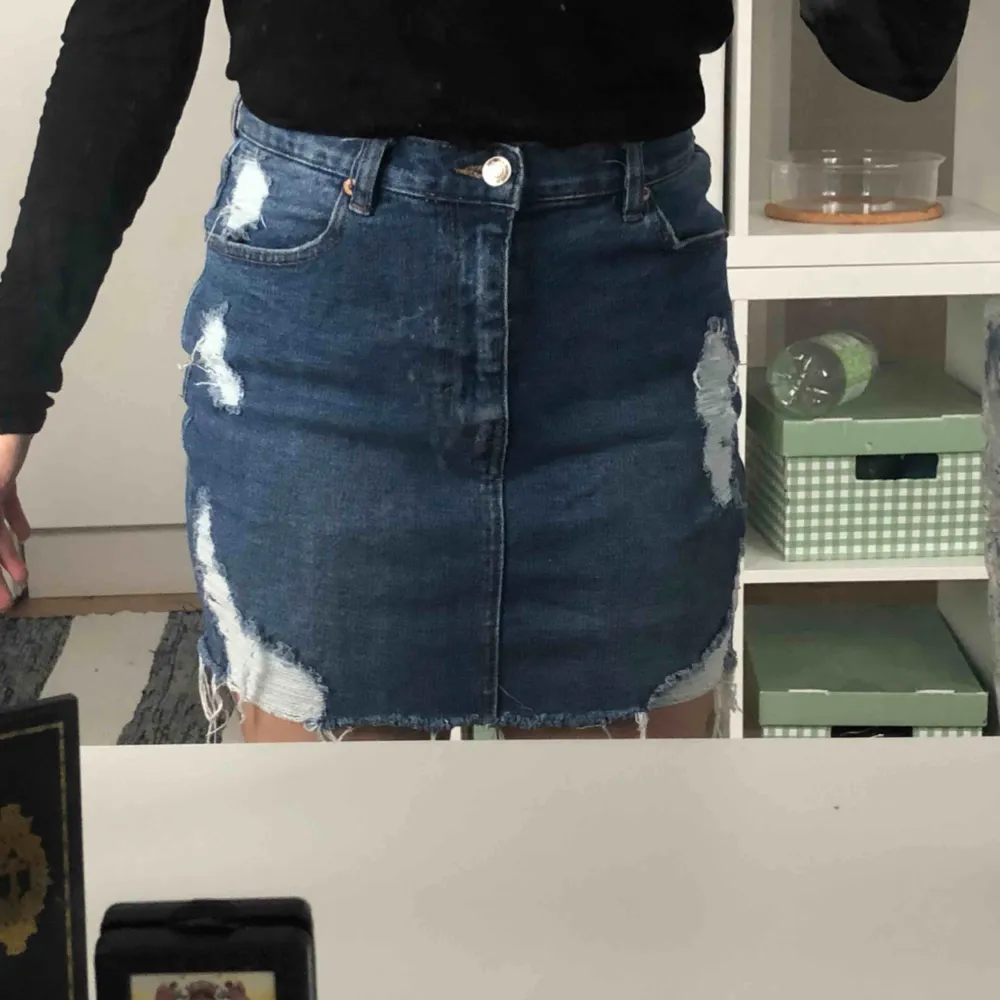 En jeans kjol, som jag använt några gånger. Kommer från pull & bear, nypris är 399kr, jag säljer för 200kr + frakt. Pris kan diskuteras!!! . Kjolar.