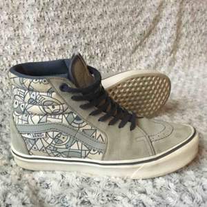 Limited edition Don Pendleton Vans sk8 hi lite - superlättviktiga o sköna skor som är köpta i Vans-butiken i SF, och mkt sparsamt använda då de tyvärr är lite för små för mig. Älskar dem, hoppas de kan få ett nytt hem där de kommer till användning! 