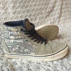  - Limited edition Don Pendleton Vans sk8 hi lite - superlättviktiga o sköna skor som är köpta i Vans-butiken i SF, och mkt sparsamt använda då de tyvärr är lite för små för mig. Älskar dem, hoppas de kan få ett nytt hem där de kommer till användning! 