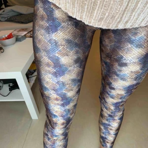  - Snake print leggings