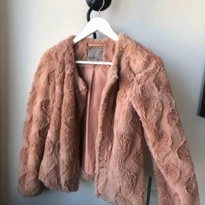  - Rosa pälsjacka 