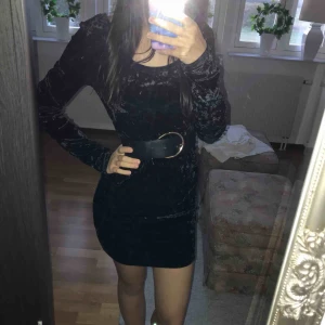  - Sexig svart klänning i sammet från H&M. Säljer för halva priset för den tar bara plats i min garderob