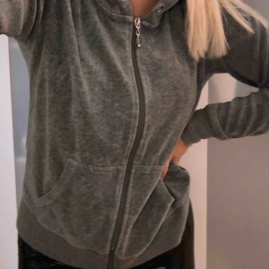  - Grå luv tröja med dragkedja. Använt några gånger och har storlek L men passar ändå mig som har S? 