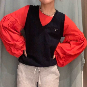  - OBS säljer endast röda tröjan❤️ snygg tröja med moderna ballong-armar. Köpt på zara men aldrig använd! Älskar att ha väst över dessa tröjor🥰