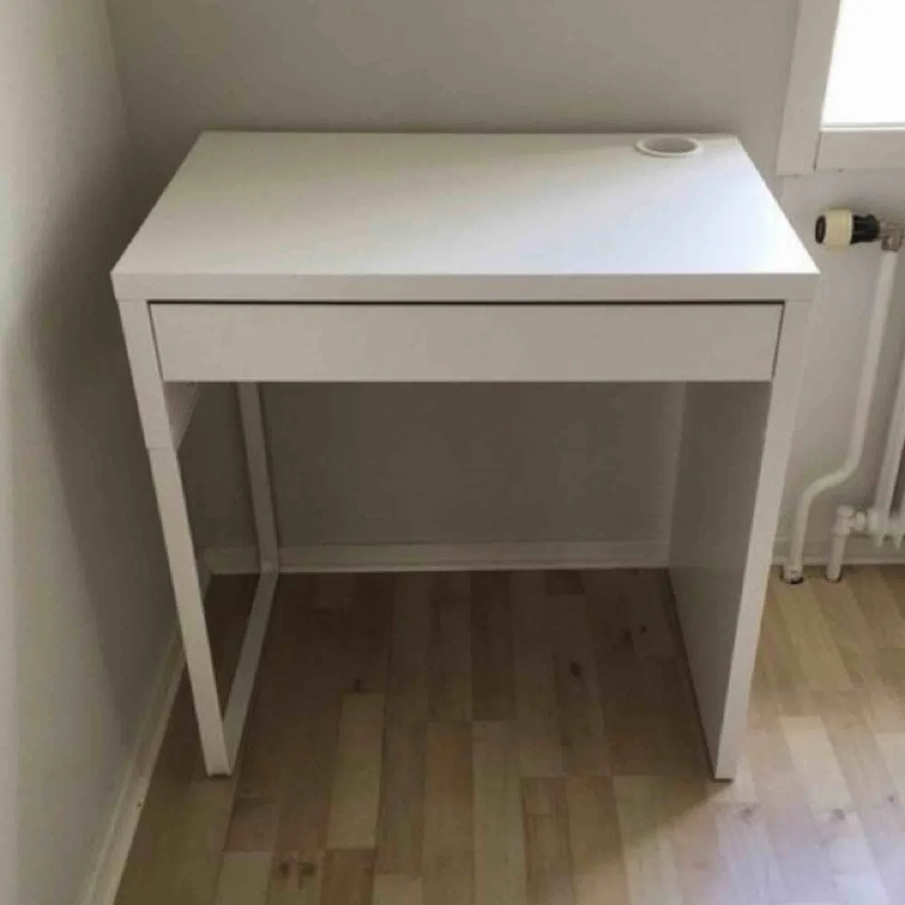 Ett skrivbord från Ikea i storleken 73x50. Har blivit använt som sminkbord men behöver nu ett större Hör av er för mer information. Övrigt.