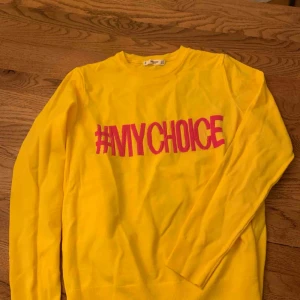  - Snygg tröja från mango! Gul färg med rosa text. Använd en gång. 