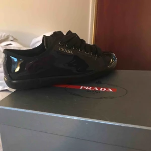  - Hej,   Sneakers från Prada i storlek 37 säljes, kartong medföljer.   Hör gärna av dig vid frågor...😃