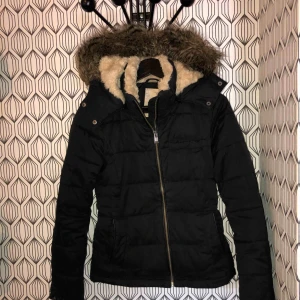  - Snygg vinterjacka från 365, köpt på MQ för 1000 kr. På och avtagbar luva, i bra skick ☺️