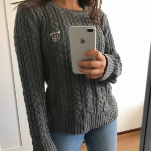  - En snygg bondelid stickad tröja, i fint skick. Perfekt nu till höst/vinter