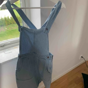  - Hängselklänning ifrån bikbok. Storlek xs men passar även en s.