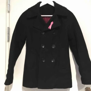  - Skepparkavaj/jacka Storlek osäker men XS Pris 50kr  Hämtas i Bromma eller skickas, köparen står då för frakt