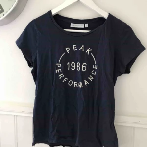  - T-shirt från Peak Preformance