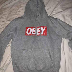 Superfin hoodie från obey som blivit poppis på sistone! Fint skick och mysigt material 