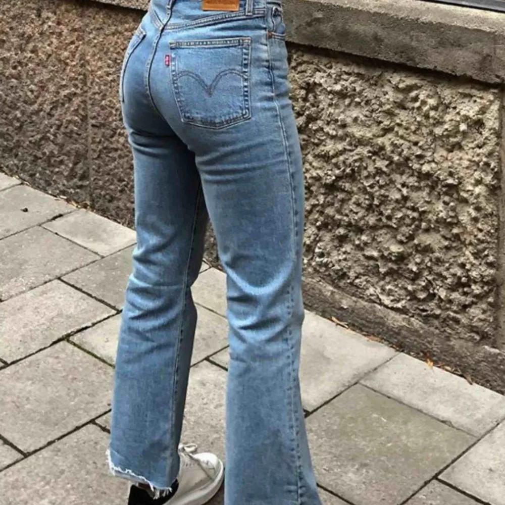 Säljer mina absoluta favorit jeans då jag har nästan ett par likadana🥰 modellen är Levi’s Ribcage Crop Flare. Dom är hur snygga och sköna som helst. Jättebra skick! . Jeans & Byxor.