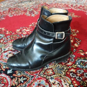  - Fina, nätta boots i skinn med spänne. 