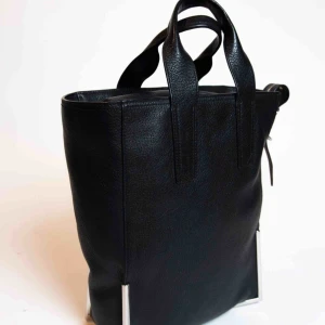  - Väskan säljs nästan oanvänd. Köpte på  Saks fifth avenue för 8000NOK. kvitto ingår.