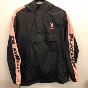  - Pullover från Pacsuns kollektion med Playboy ✨ Storlek M, knappt använd! 