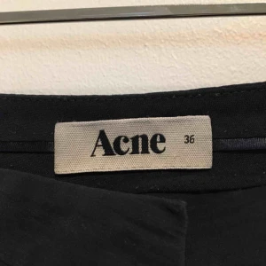  - Duvblå byxor i 100% polyester. Loose fit. Laserskurna nertill. Har använt dem en del därav det låga priset. Inga hål eller fläckar, säljes i befintligt skick! 